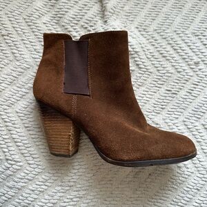 Brand: Vince camuto 
 Size: 7 1/2
Color: brown